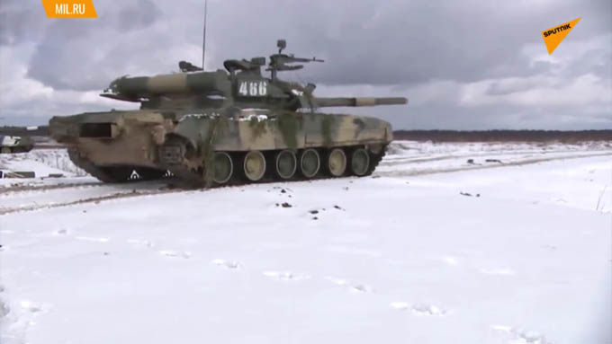 Video: Nữ xạ thủ Nga trổ tài lái xe tăng, bắn đạn thật