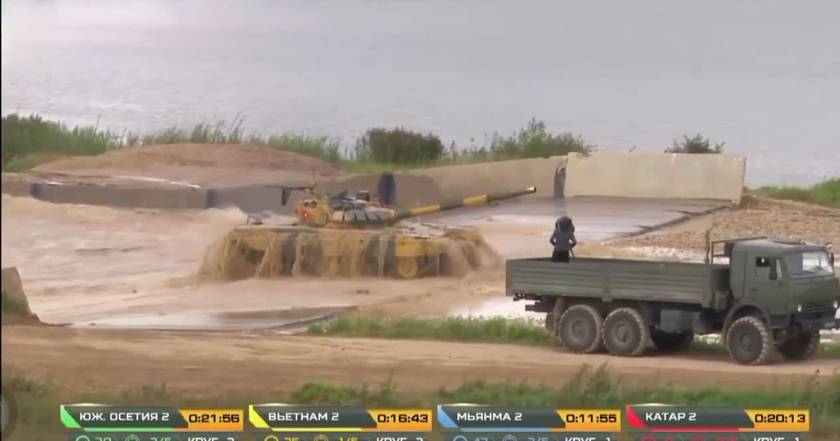 Màn 'drift' của đội tuyển đua xe tăng Việt Nam khiến nhiều người ngỡ ngàng