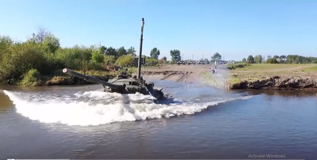 Xem xe tăng Nga vượt sông sâu, ngụp lặn như tàu ngầm