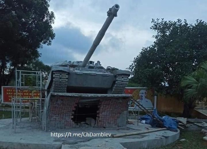 Báo Nga ngạc nhiên và thích thú trước xe tăng T-90 bằng bê tông của Việt Nam
