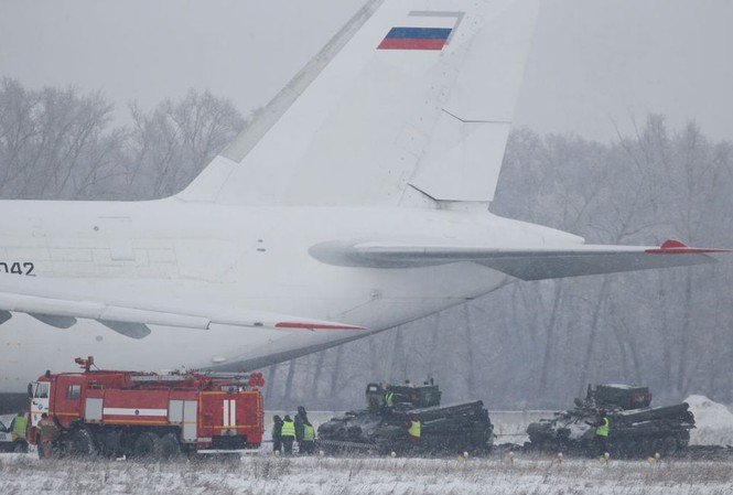 Hai xe tăng Nga cứu hộ vận tải cơ khổng lồ An-124 ra sao?