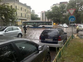 Mưa lớn cản trở giao thông ở Moskva