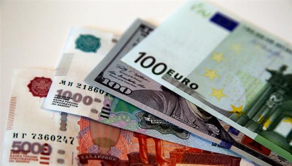 Nga: Tỷ giá USD vượt mốc 70 RÚP/USD lần đầu tiên trong 2 năm rưỡi qua