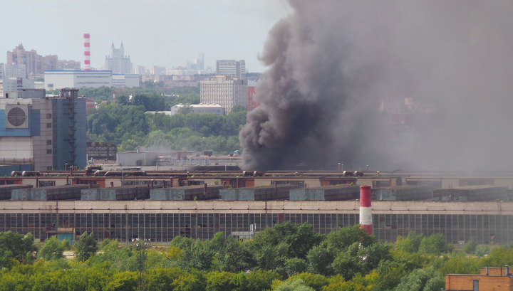 Moskva: Cháy nhà máy Zil cũ, 3 máy bay trực thăng tham gia dập lửa