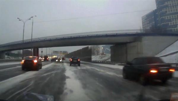 Moskva: Tuyết ướt, đường trơn, nhiều vụ tai nạn trên đường