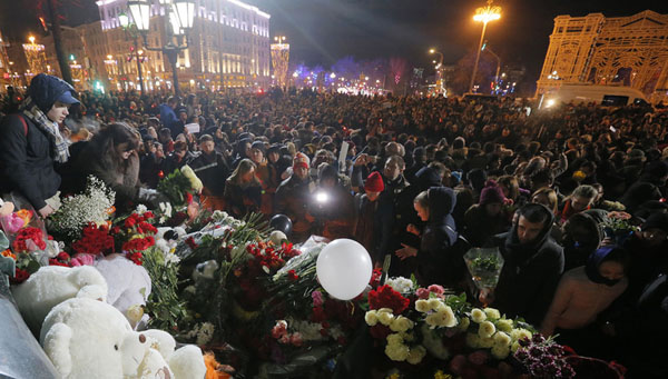 Moskva: Hơn 12 nghìn người đặt hoa tưởng nhớ nạn nhân trong vụ cháy TTTM TP Kemerovo, Nga