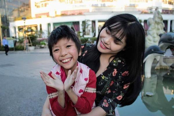 Cô gái Hà Nội bất chấp bị kỳ thị vẫn nhận nuôi bé gái lở loét khắp người và câu chuyện xót xa chạm đến trái tim