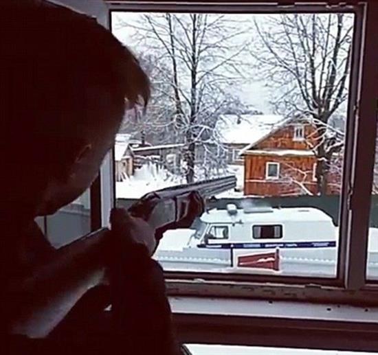 Bị cấm yêu, cặp thiếu niên Nga phát trực tiếp cảnh bắn cảnh sát rồi tự sát