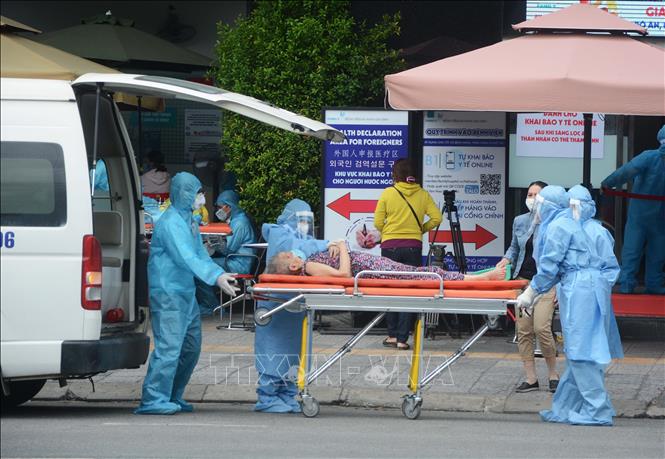 14 chiếc xe cứu thương ở Đà Nẵng xuyên ngày đêm 'sơ tán' người bệnh giữa tâm dịch