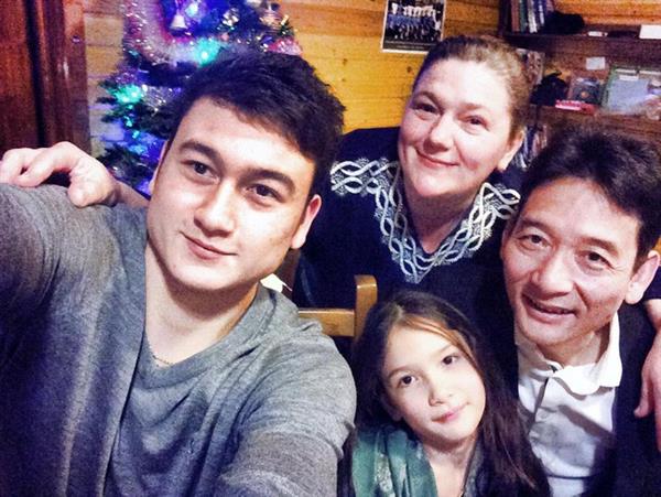 Văn Lâm ôm chầm mẹ tại sân bay Nga sau hai năm xa nhà