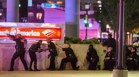 Cảnh hỗn loạn ở Dallas sau khi cảnh sát bị tấn công