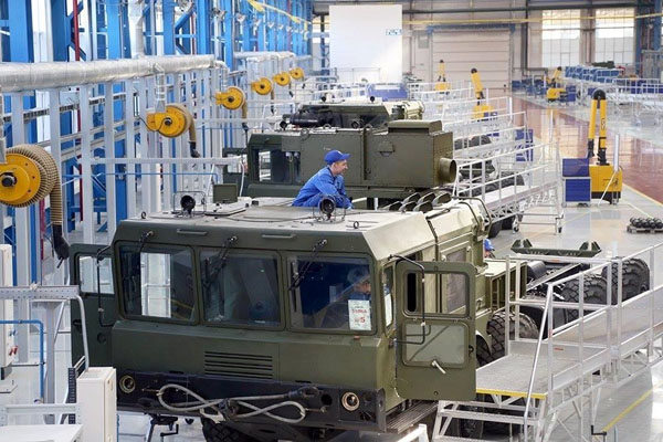 Bên trong dây chuyền sản xuất tên lửa S-400 tại Saint Petersburg