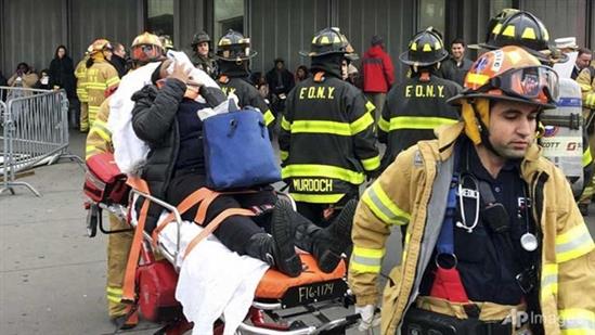Tàu điện New York trật đường ray, hơn 100 người bị thương