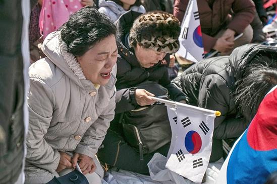2 người chết trong biểu tình sau khi tổng thống Hàn Quốc bị phế truất