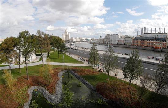 Moskva: Khách tham quan làm hại công viên Zaryadie